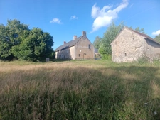Maison de bourg avec grand terrain et hangar