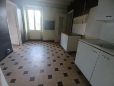 Maison de bourg avec grand terrain et hangar