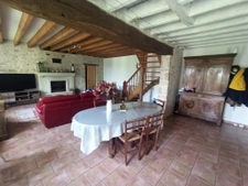 Fermette sur 12000m2 de terrain, dépendances