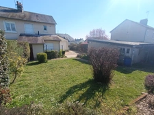 Maison de bourg   90 m2   Jardin 400 m2   Centre de Loué