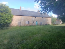 Maison de bourg avec grand terrain et hangar