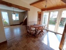 Maison de bourg   90 m2   Jardin 400 m2   Centre de Loué