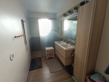 Plain-pied, 3 chambres, 1300m2 de terrain bord de rivière