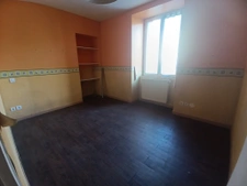 Maison de bourg avec grand terrain et hangar