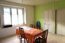 Maison en pierre, 1074m2 de terrain, dépendances.