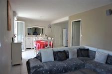 Contemporaine  de 2011, 4 chambres, terrain de 848m2.