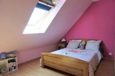 Contemporaine  de 2011, 4 chambres, terrain de 848m2.