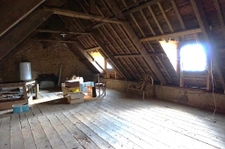 Maison en pierre, 1074m2 de terrain, dépendances.