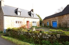 Maison en pierre, 1074m2 de terrain, dépendances.