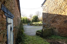 Maison en pierre, 1074m2 de terrain, dépendances.