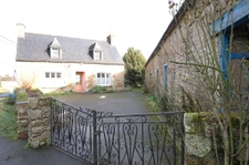 Maison en pierre, 1074m2 de terrain, dépendances.