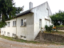 Château à fort potentiel + dépendances