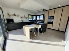  Maison Contemporaine de 2020, 4 chambres, une Piscine.