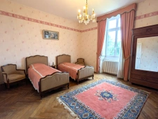 Château à fort potentiel + dépendances