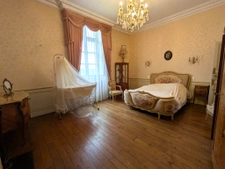 Château à fort potentiel + dépendances