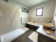 Belle maison, très grande pièce de vie