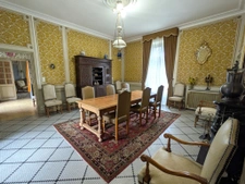 Château à fort potentiel + dépendances