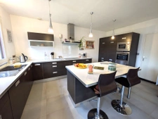 Belle maison, grande pièce de vie, 5 chambres.