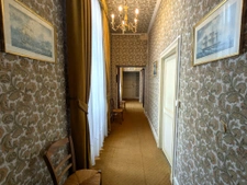 Château à fort potentiel + dépendances