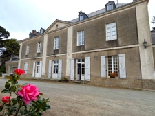 Château à fort potentiel + dépendances