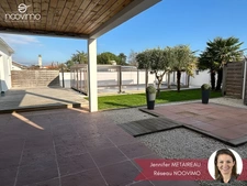 Maison 2 chambres avec double garage et piscine sur parcelle