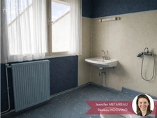 Coeur de bourg ! Au calme, maison à rénover non mitoyenne av