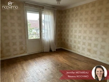 Coeur de bourg ! Au calme, maison à rénover non mitoyenne av