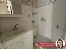 Coeur de bourg ! Au calme, maison à rénover non mitoyenne av