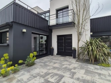 Maison 4 chambres avec piscine, sauna, sous sol complet au c