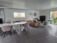 Maison 4 chambres avec piscine, sauna, sous sol complet au c