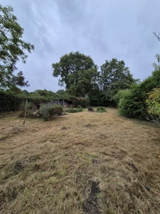 Maison en pierres à rénover avec dépendances et terrain de 9