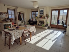 Immeuble en pierres rénové avec un T4 de plain pieds avec ja