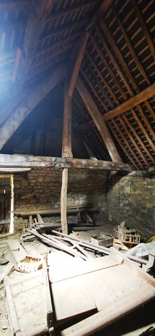 Maison en pierres à rénover sur terrain constructible d'envi