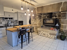 Longère en pierres rénovée avec salon 69m2, 4 chambres, dépe