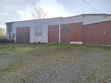 Maison en pierres à rénover avec dépendances et terrain de 9