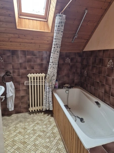 Maison en pierres à rénover avec dépendances et terrain de 9