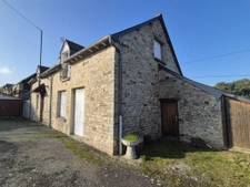 Maison en pierres à rénover avec dépendances et terrain de 9