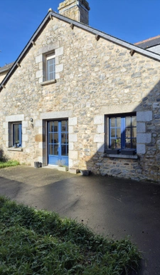 Immeuble en pierres rénové avec un T4 de plain pieds avec ja