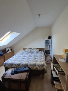 Immeuble en pierres rénové avec un T4 de plain pieds avec ja