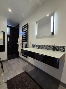 Maison 4 chambres avec piscine, sauna, sous sol complet au c