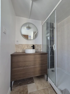 Maison en pierre rénovée avec courette en centre bourg