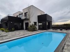 Maison 4 chambres avec piscine, sauna, sous sol complet au c