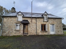 Maison en pierres à rénover avec dépendances et terrain de 9