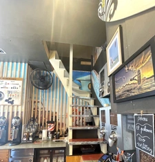 Immeuble avec étages et commerce