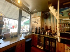 Immeuble avec étages et commerce