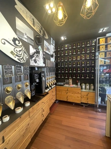 Immeuble avec étages et commerce