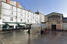 Immeuble avec étages et commerce