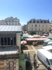 Immeuble avec étages et commerce