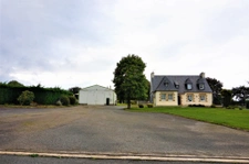 MAISON TRADITIONNELLE AVEC HANGAR