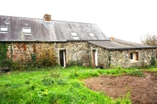 LONGERE A FINIR DE RENOVER D'ENVIRON 155M2 AVEC UN HECTARE